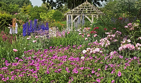 Wide_borders_of_herbaceous_perennials