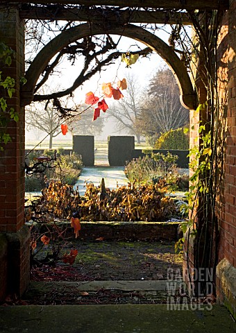 AUTUMN_MORNING_AT_STOW_HALL_GARDENS