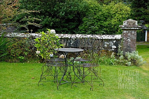 GARDEN_TABLE_AND_CHAIRS