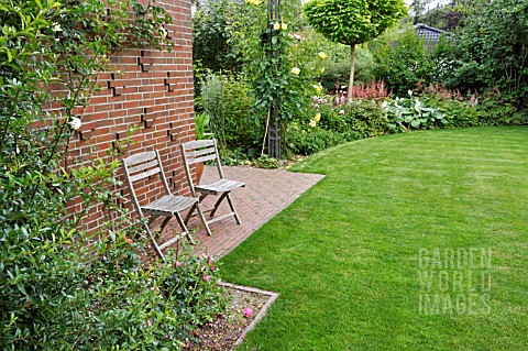 LAWN_WITH_GARDEN_CHAIRS