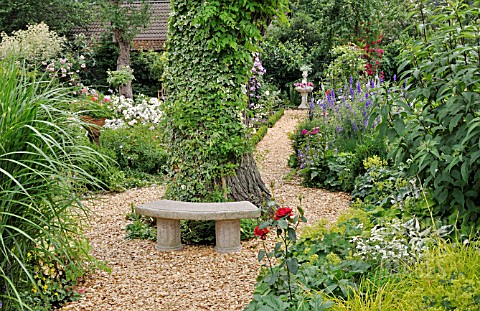 SMALL_STONE_BENCH_IN_A_PERENNIAL_GARDEN_DESIGN_MARIANNE_AND_DETLEF_LUEDKE