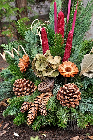 GRAVE_DECORATION_WITH_FIR_BRANCHES_AND_CONES