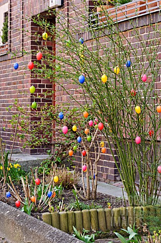 SHRUB_WITH_EASTER_EGGS