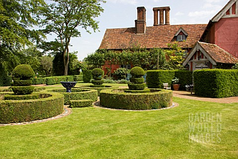HEDGES_AND_TOPIARY_WYKEN_HALL_SUFFOLK