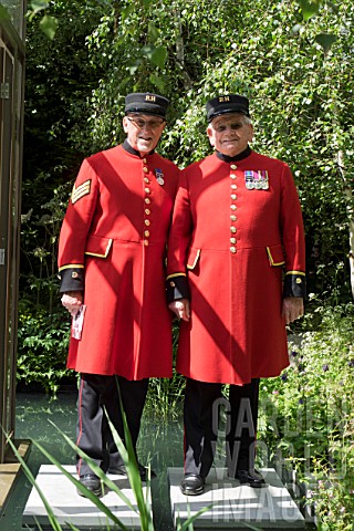 TWO_CHELSEA_PENSIONERS_ON_THE_HARTLEY_BOTANIC_GARDEN_DESIGNED_BY_CATHERINE_MACDONALD